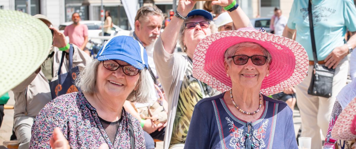 Zwei Frauen beim Grätzelfest am Karmeliterplatz