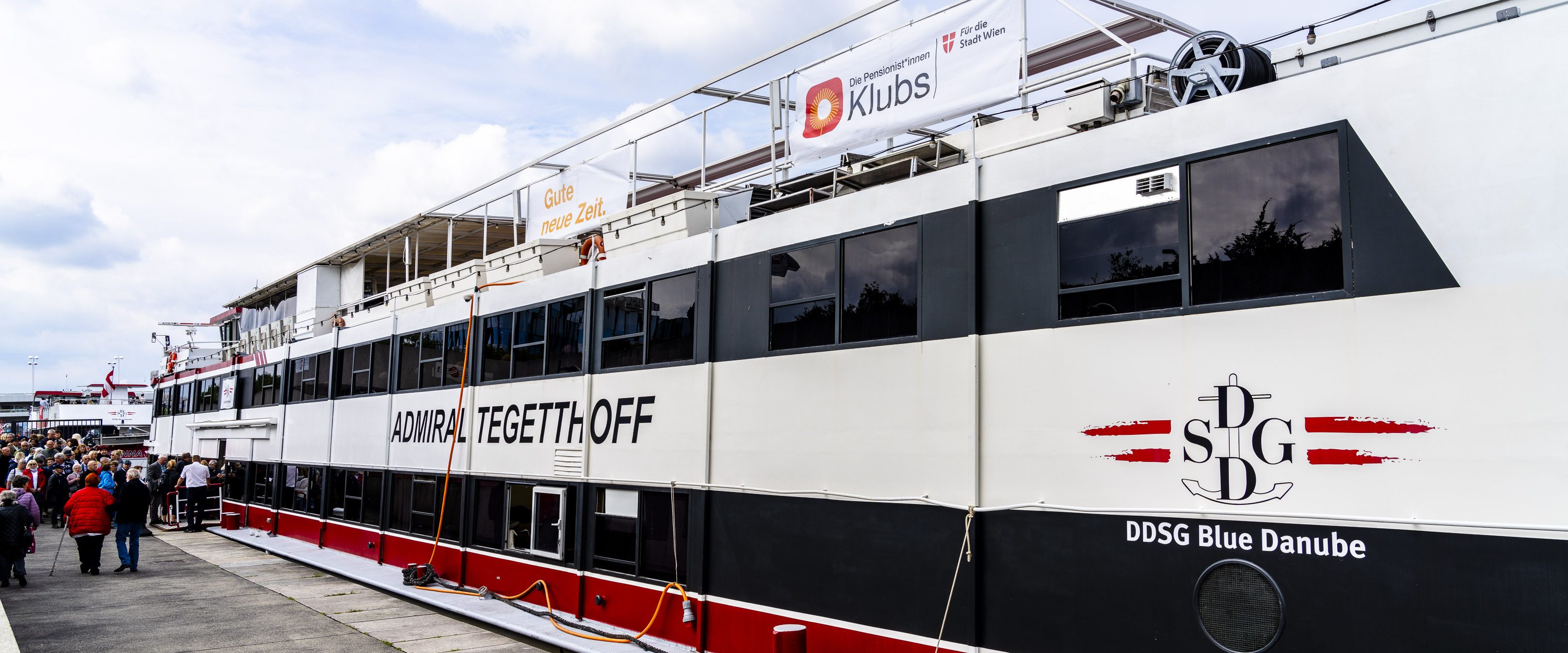 MS Admiral Tegethoff liegt im Hafen