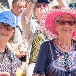 Seniorinnen mit Sonnenhut und Sonnenbrillen beim Sommerfest