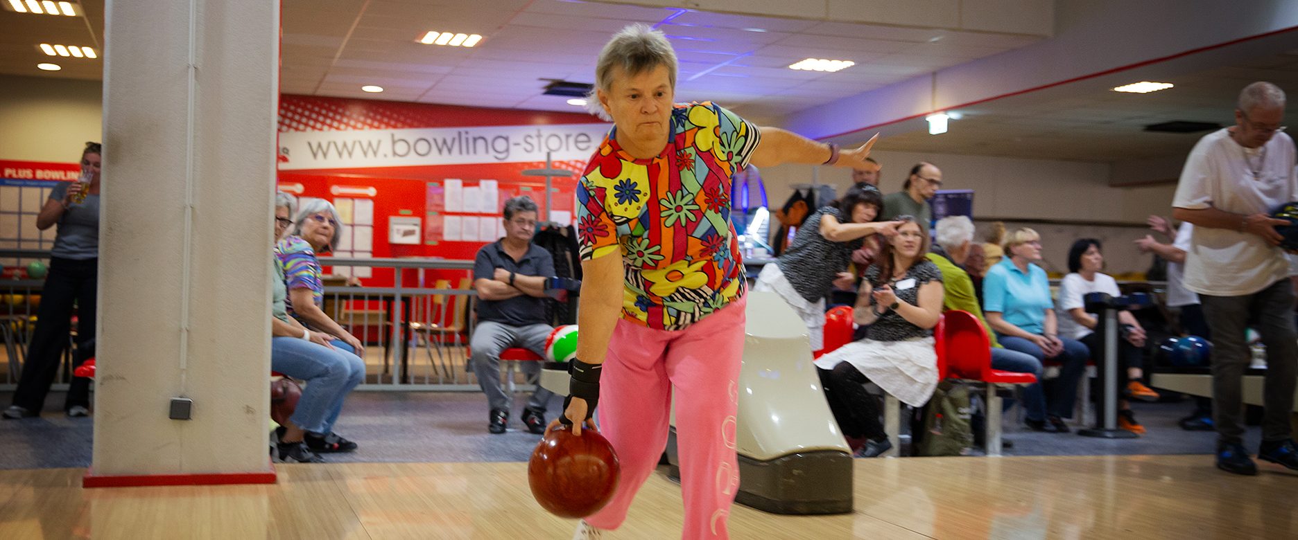 Seniorin beim Bowlen