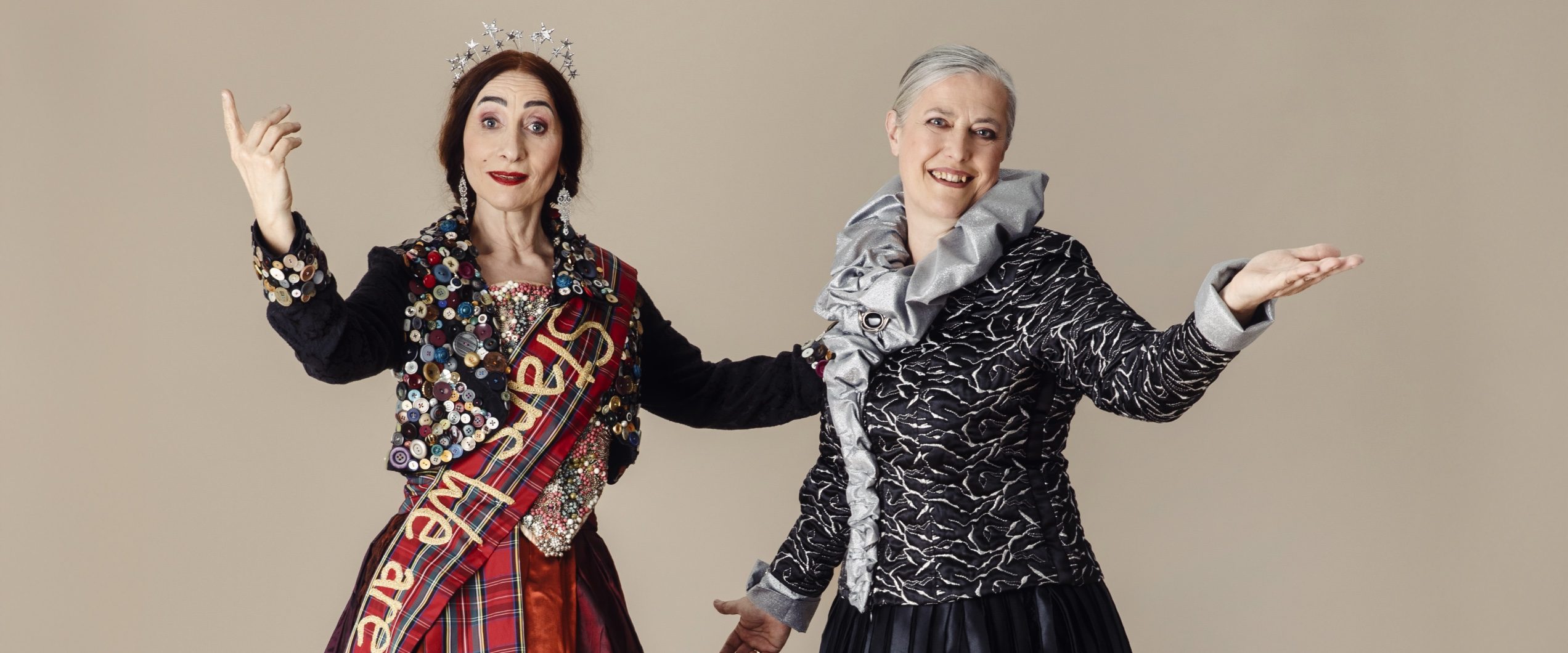 Zwei Seniorinnen posen in aufregenden Outfits.