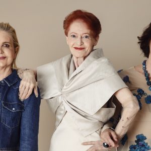 Drei Seniorinnen posen in aufregenden Outfits.
