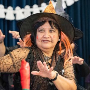 Senior*innen im Halloween-Outfit tanzen.