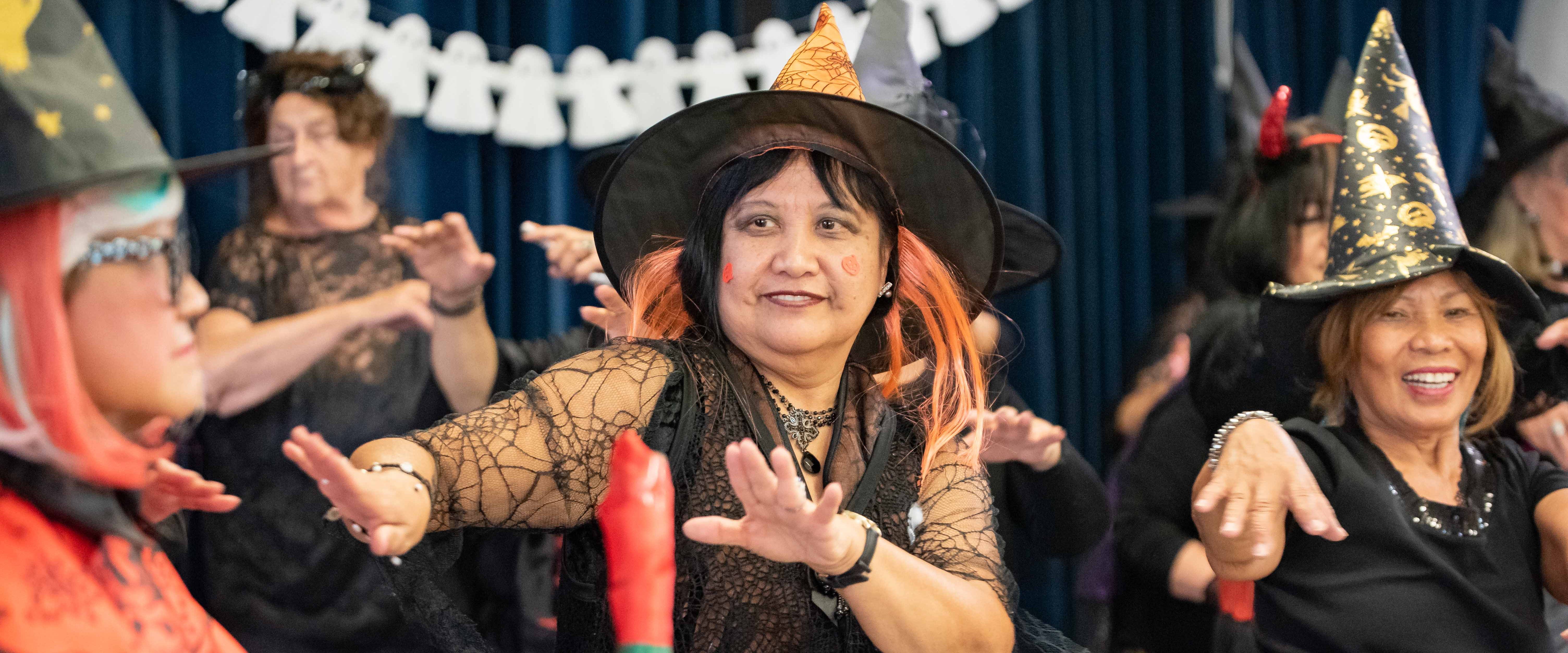 Senior*innen im Halloween-Outfit tanzen.