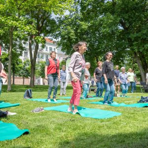 Senior*innen haben Freude an Yoga im Freien.
