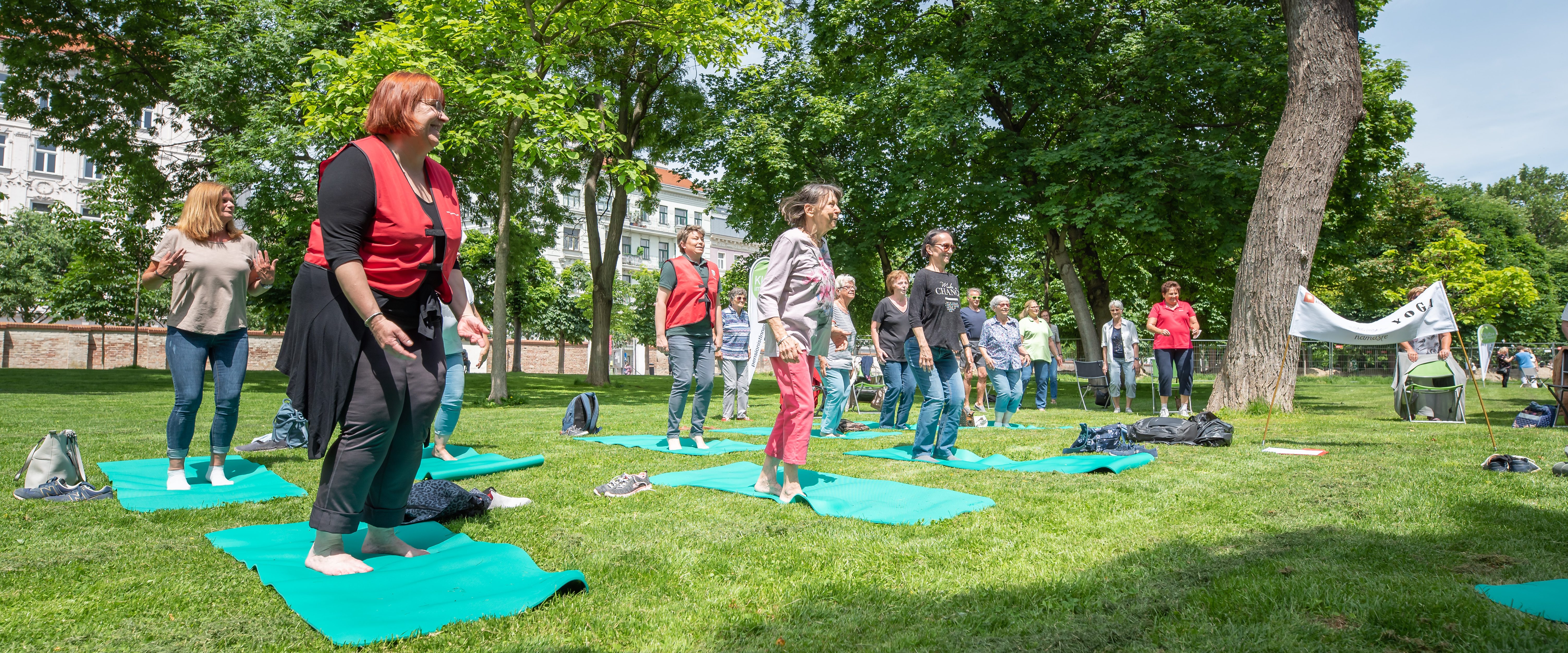 Senior*innen haben Freude an Yoga im Freien.