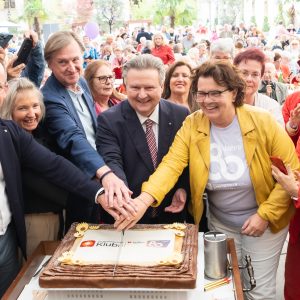 Tortenanschnitt bei der großen 80 Jahre Jubiläumsfeier der Pensionist*innenklubs im Wiener Rathaus durch Bürgermeister Michael Ludwig, Geschäftsführer der Häuser zum Leben Christian Hennefeind, stellvertretendem Geschäftsführer der Häuser zum Leben Simon Blume und Bereichsleiterin der Pensionist*innenklubs Madlena Komitova.