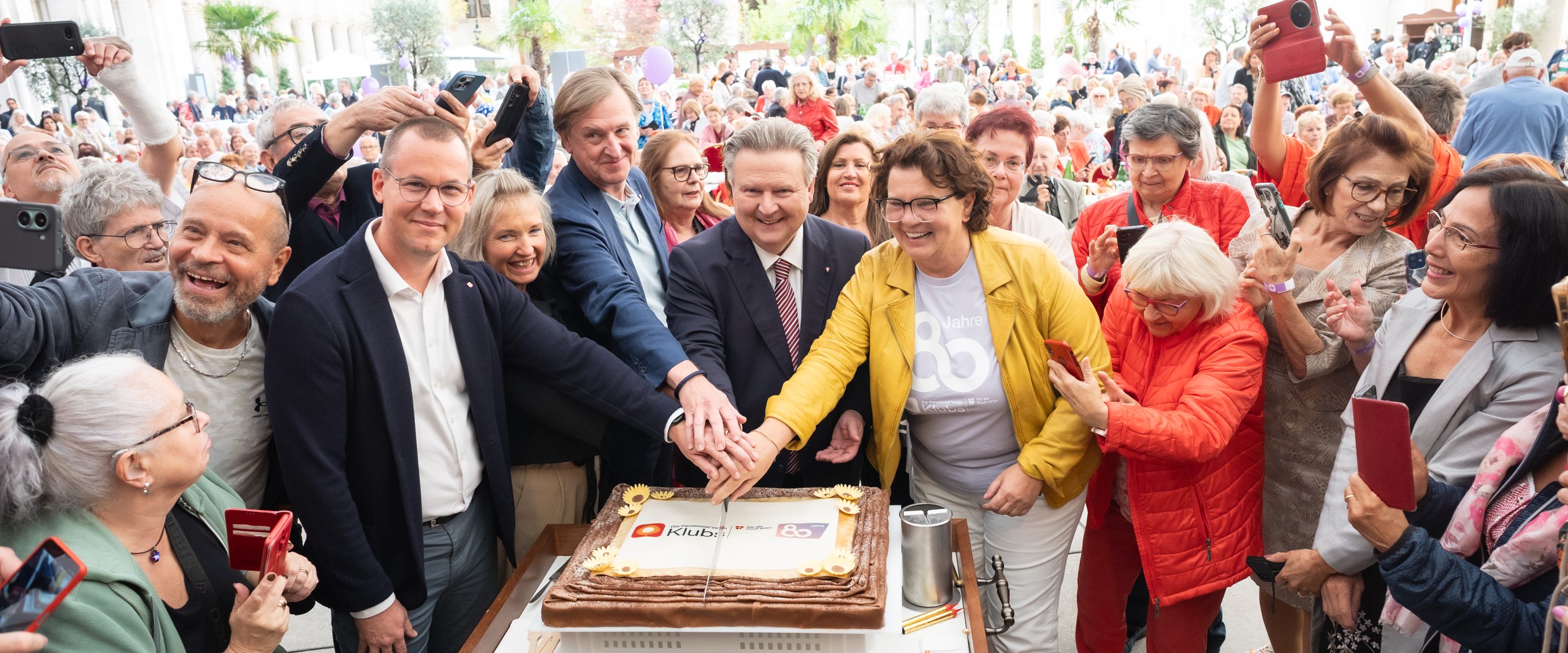 Tortenanschnitt bei der großen 80 Jahre Jubiläumsfeier der Pensionist*innenklubs im Wiener Rathaus durch Bürgermeister Michael Ludwig, Geschäftsführer der Häuser zum Leben Christian Hennefeind, stellvertretendem Geschäftsführer der Häuser zum Leben Simon Blume und Bereichsleiterin der Pensionist*innenklubs Madlena Komitova.