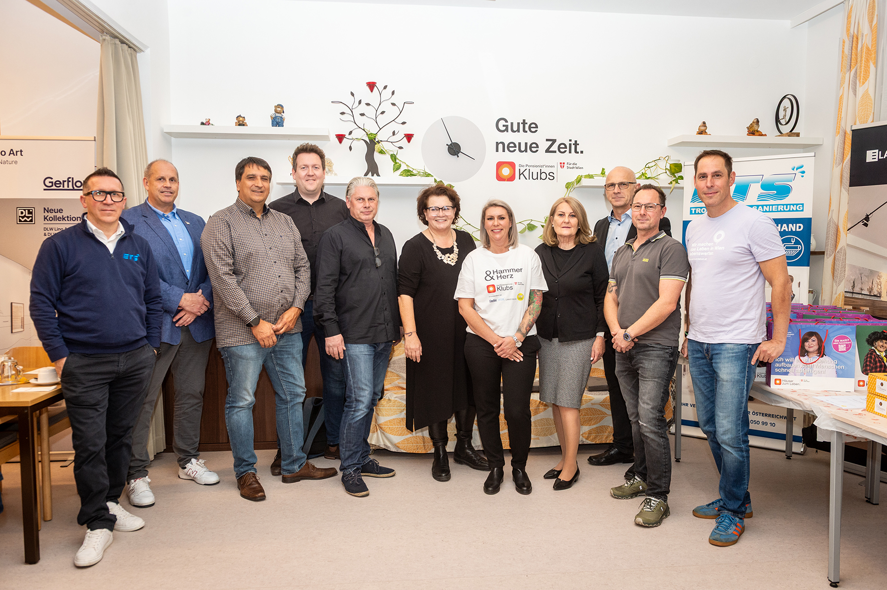 Pensionistenklub Grünentorgasse Gruppenfoto mit Beteiligten am Projekt "Hammer und Herz"