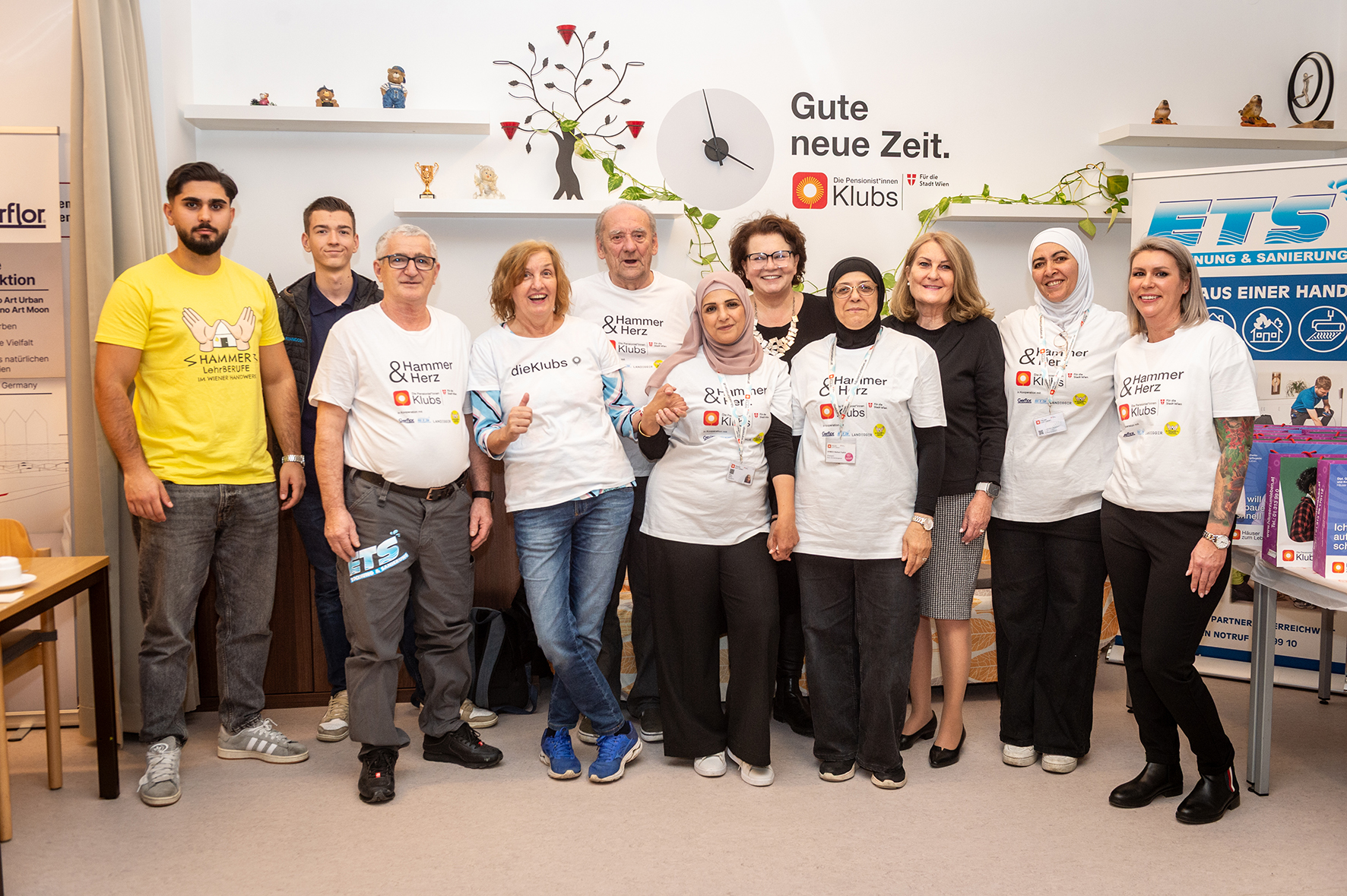 Pensionistenklub Grünentorgasse Gruppenfoto mit Beteiligten am Projekt "Hammer und Herz"