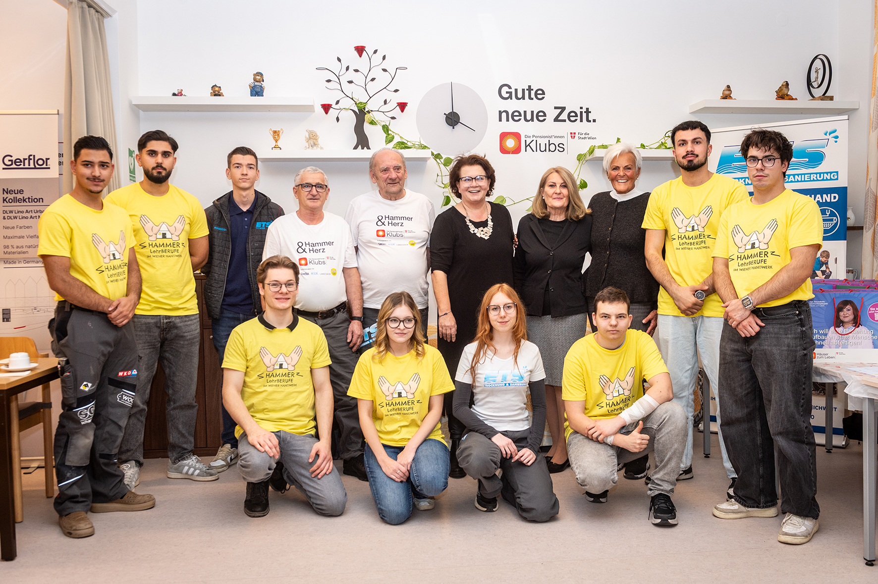 Pensionistenklub Grünentorgasse Gruppenfoto mit Beteiligten am Projekt "Hammer und Herz"