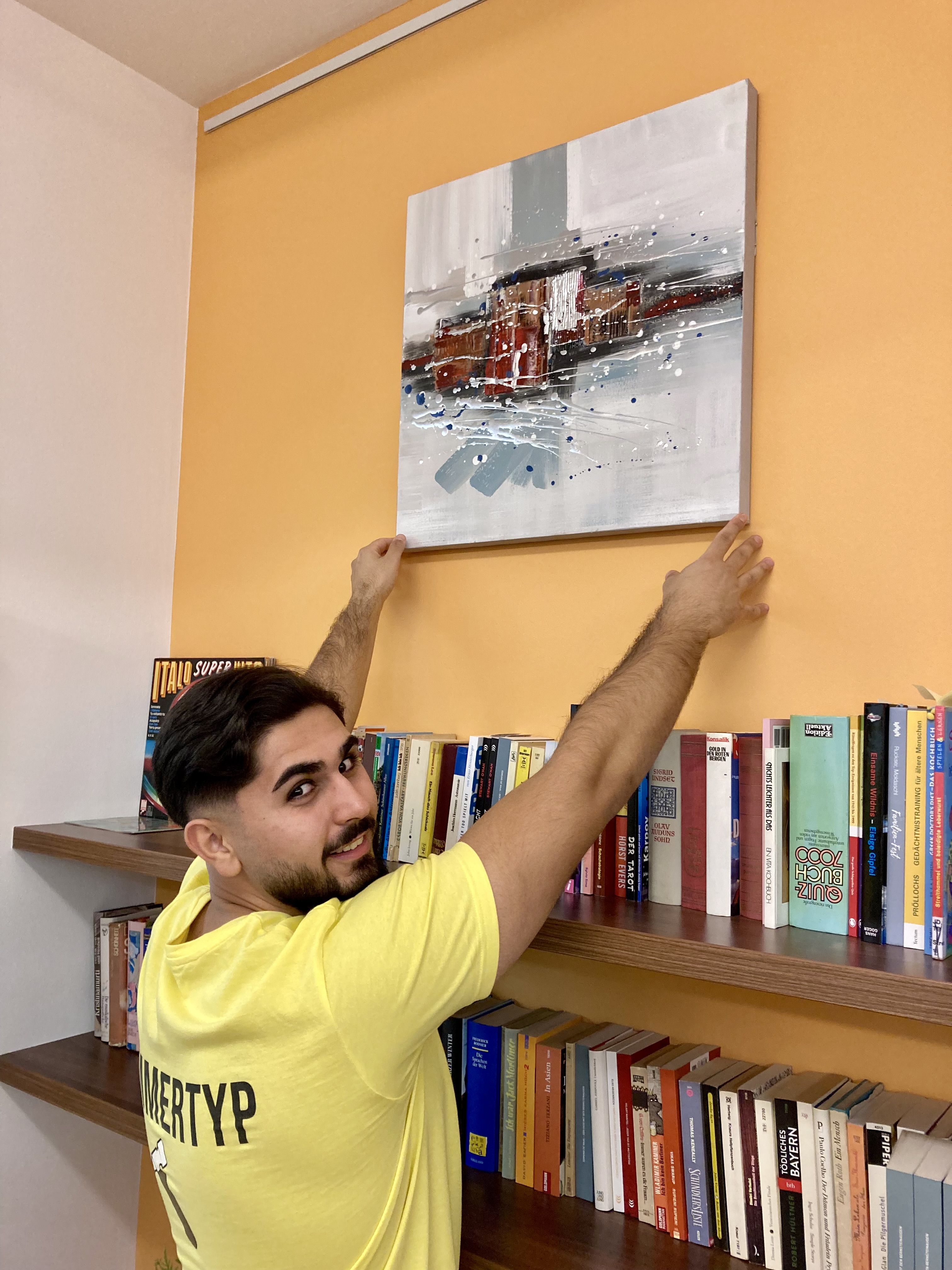 IMG_1208 Lehrling hängt ein Bild im Klub auf.