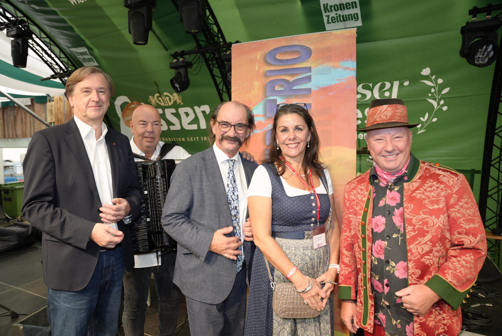 Christian Hennefeind und Michaela Sramek posieren zusammen mit dem Hans Ecker Trio.