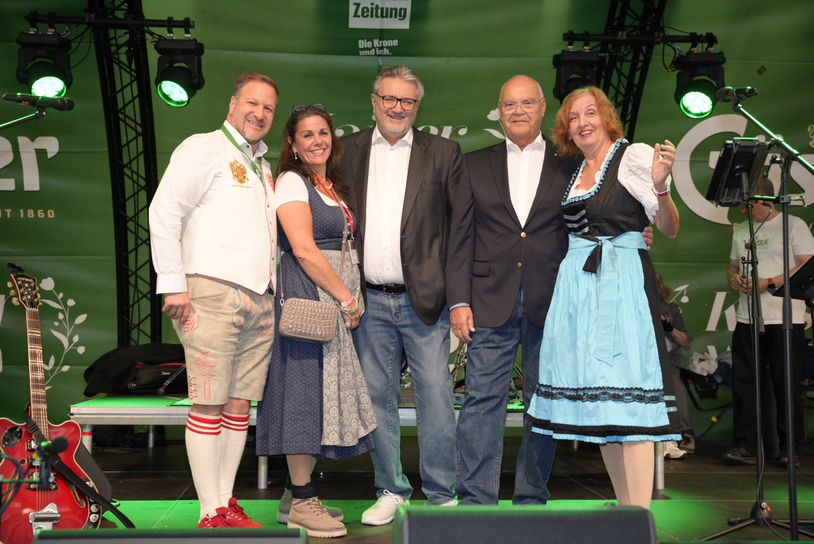 Gruppenfoto auf der Festbühne mit Peter Hacker, Gerti Siebenhandl, Michaela Sramek, Harry Kopietz und Johann Pittermann.