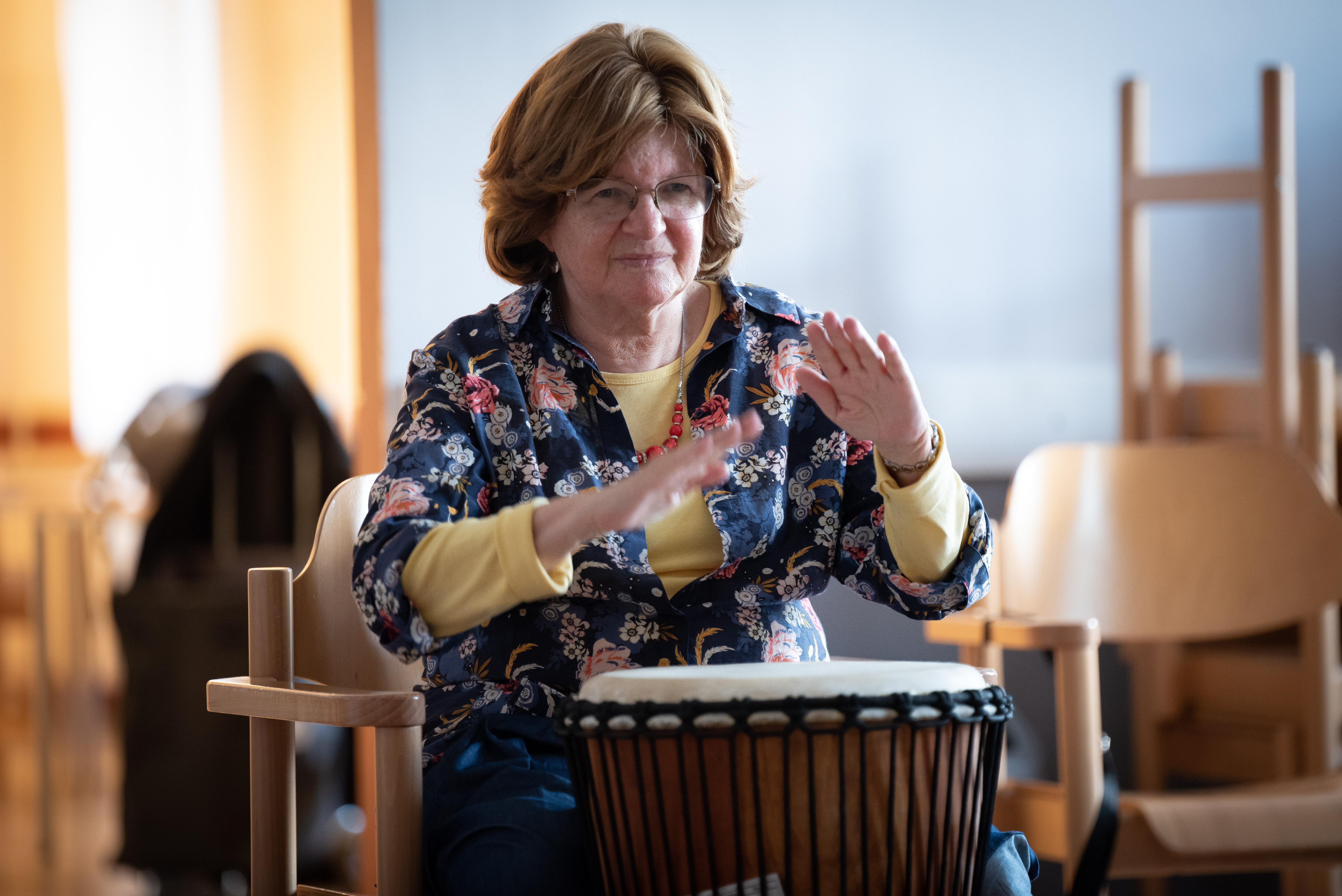 Seniorin beim Trommeln