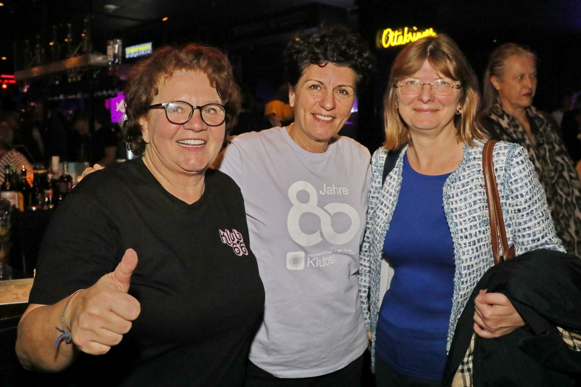 66er Klub im U4 am 06.11.2025 - © Conny de Beauclair drei Damen lächeln in die Kamera, die Dame links gibt ein "Daumen nach oben".