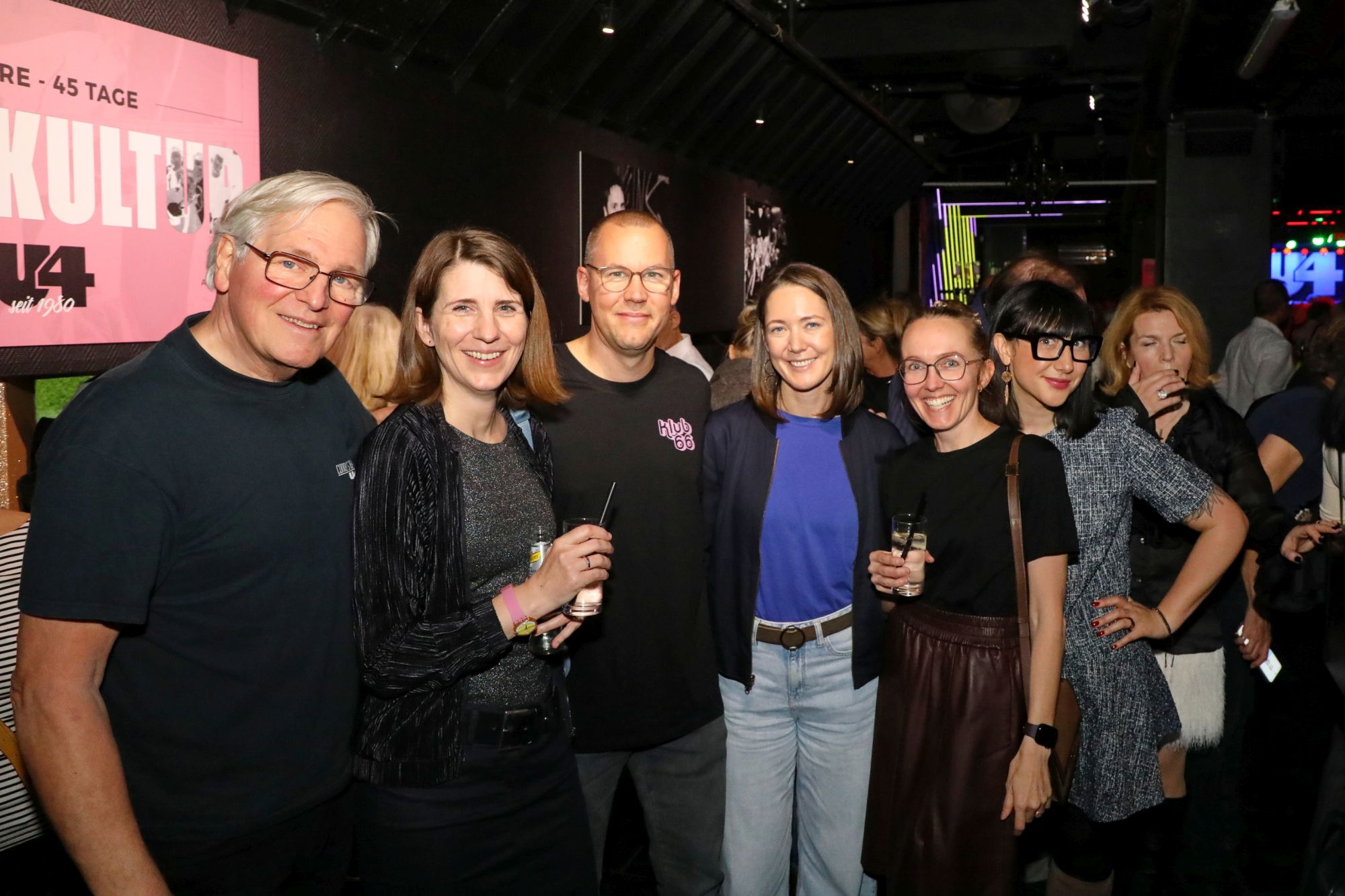 66er Klub im U4 am 06.11.2025 - © Conny de Beauclair 6 Personen posieren für die Kamera, unter ihnen auch Simon Bluma, der stellvertretende Geschäftsführer der Häuser zum Leben.