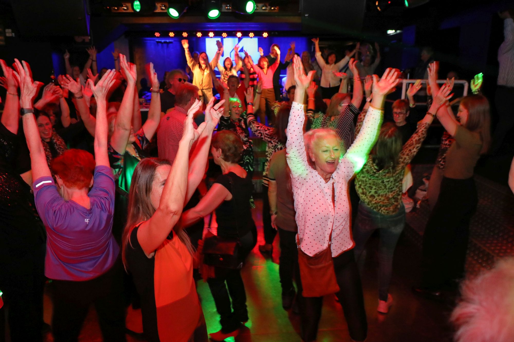 66er Klub im U4 am 06.11.2025 - © Conny de Beauclair die Menge im U4 strecken alle ihre Hände in die Höhe.