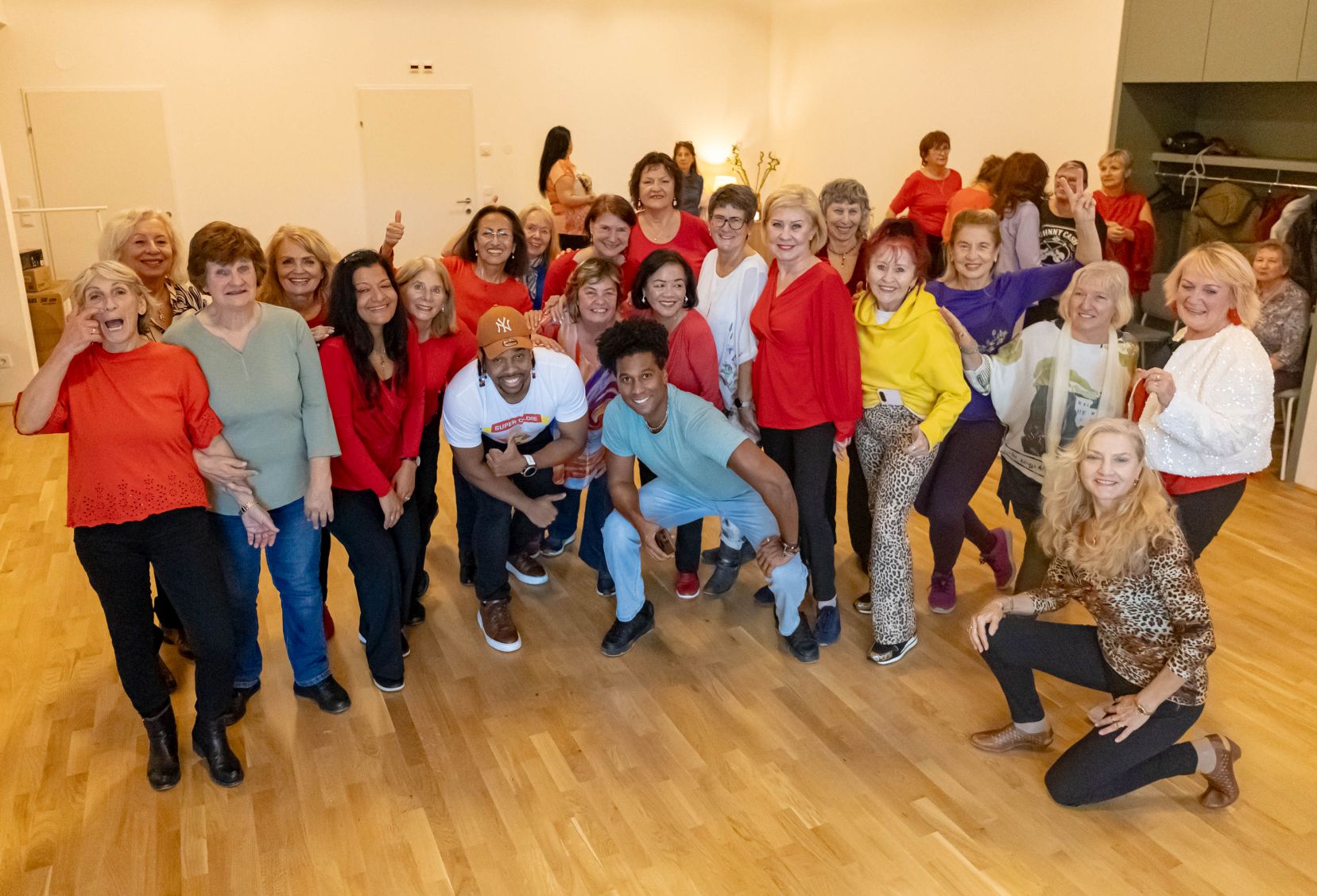 klub allin1 Gruppenbild von vielen Personen