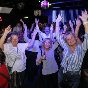 Feiernde Menschen im U4