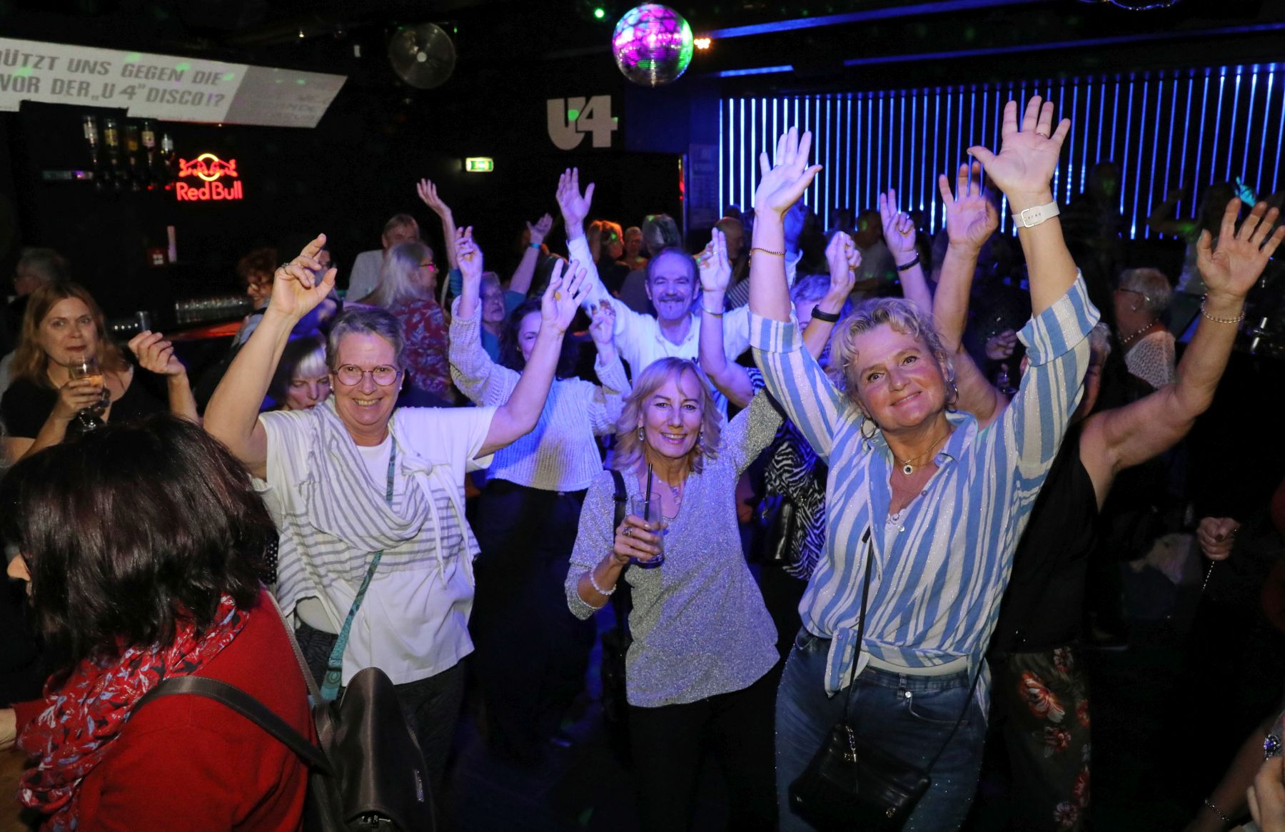 Feiernde Menschen im U4