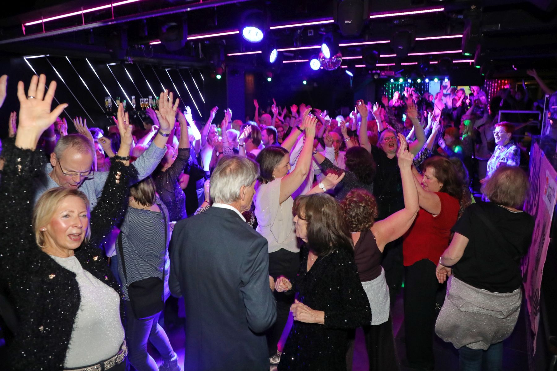 Menge tanzt beim Klub66 im U4