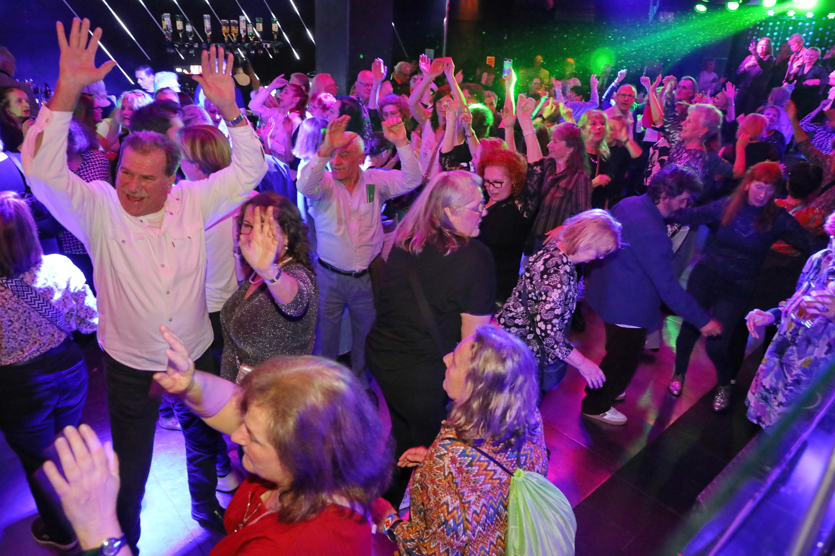 Klub66 Menge tanzt