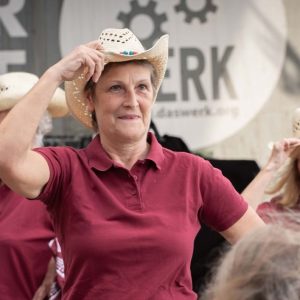 Mehrere Frauen mit Cowboy-Hüten beim Line Dance