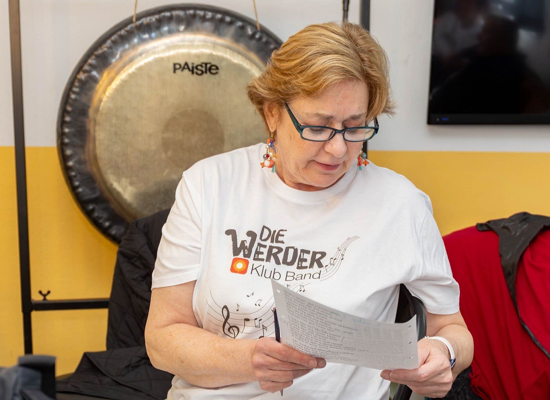 werder_Christine Freitter Christine Freitter von der Werder Klub Band schaut auf einen Zettel