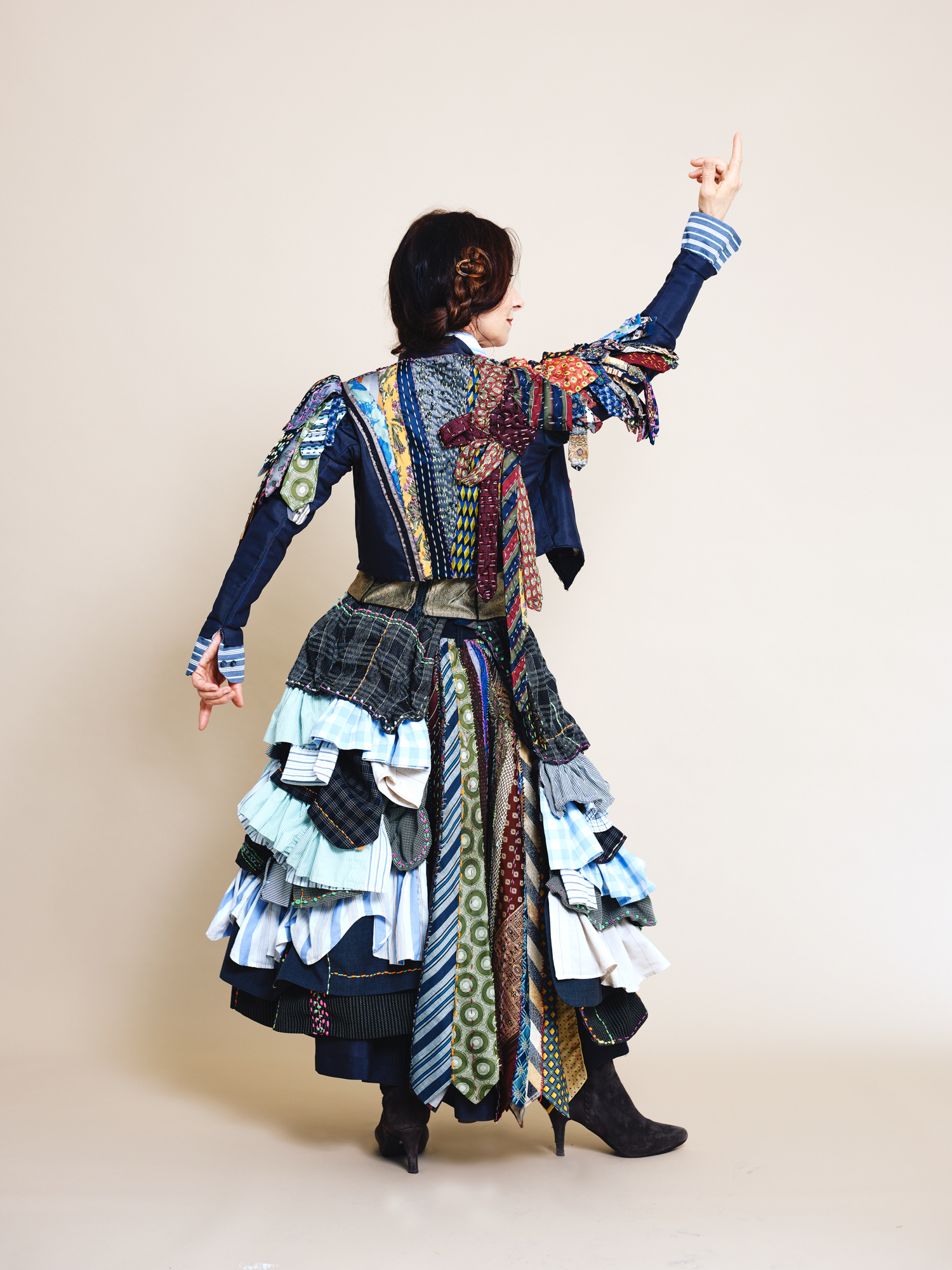 Ein Model von hinten in einer Flamenco-Tanzpose mit ihrem selbst desiignten Kleid für die Vienna Fashion Week 2026.