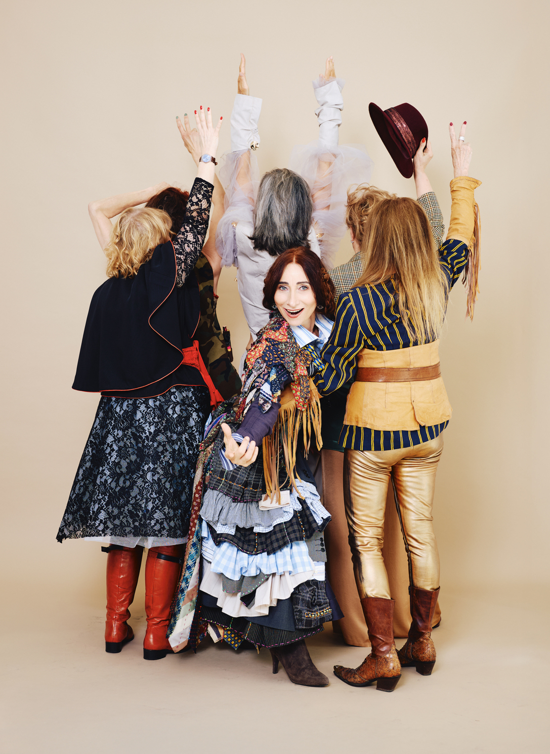 Sechs ältere, weibliche Models in ihren selbst entworfenen Kleidungsstücken für die Vienna Fashion Week 2026. Fünf Models von hinten, eines von vorne.