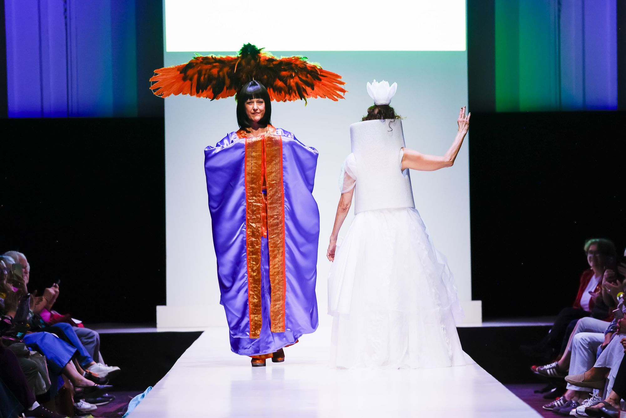 Vienna Fashion Week 2026 Zwei Models in schrillen Outfits auf dem Laufsteg der Vienna Fashion Week 2026.