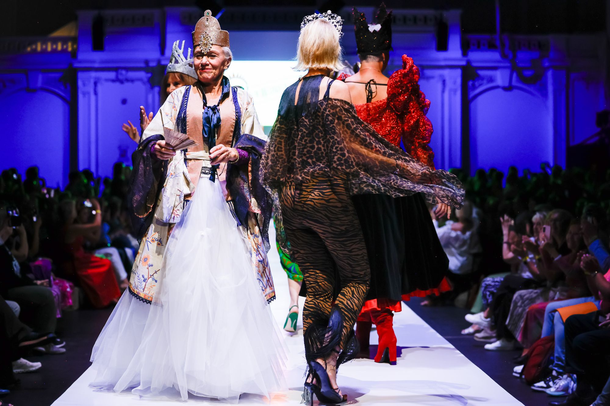 Vienna Fashion Week 2026 Mehrere Models auf dem Laufsteg der Vienna Fashion Week 2026.