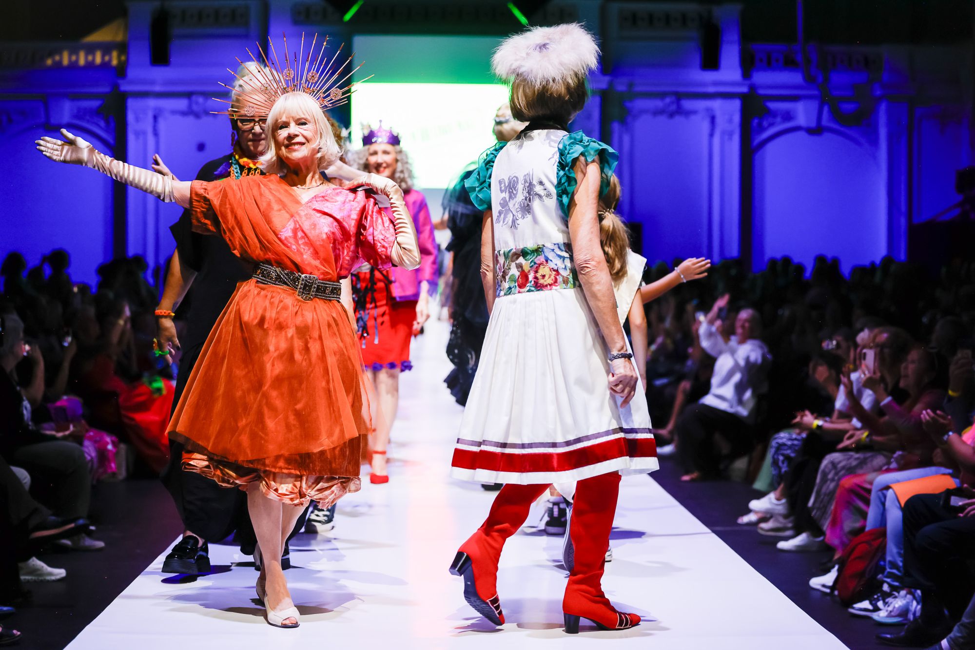 Vienna Fashion Week 2026 Mehrere Models auf dem Laufsteg der Vienna Fashion Week 2026.