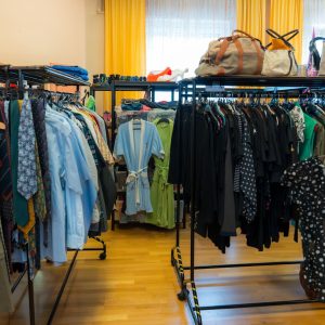 Ein Sortiment von Kleidung in der Spenderei der Häuser zum Leben.