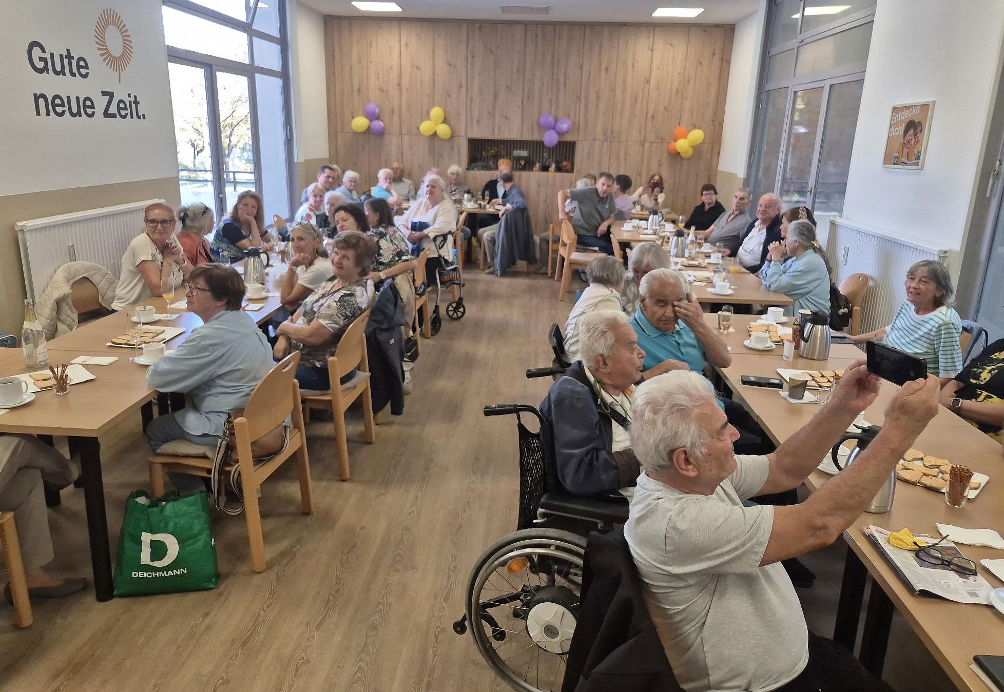 Mehrere Senior*innen sitzen an Tischen im Pensionist*innenklub Rennbahnweg.