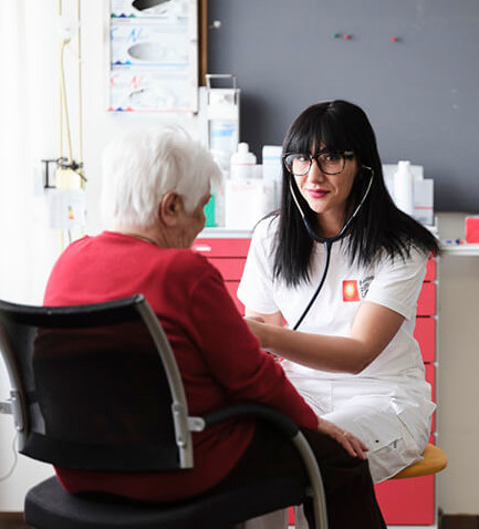 Krankenschwester mit Bewohnerin