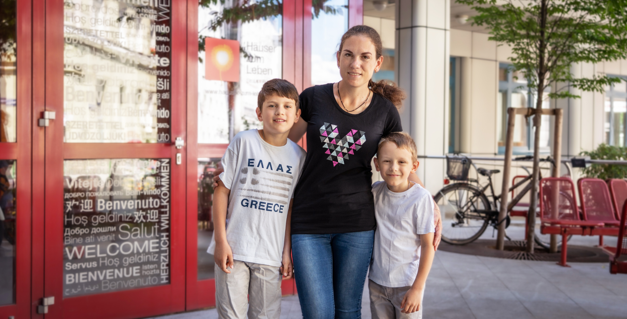 Anna aus Odessa in der Ukraine mit ihren zwei Söhnen vor dem Haus Margareten