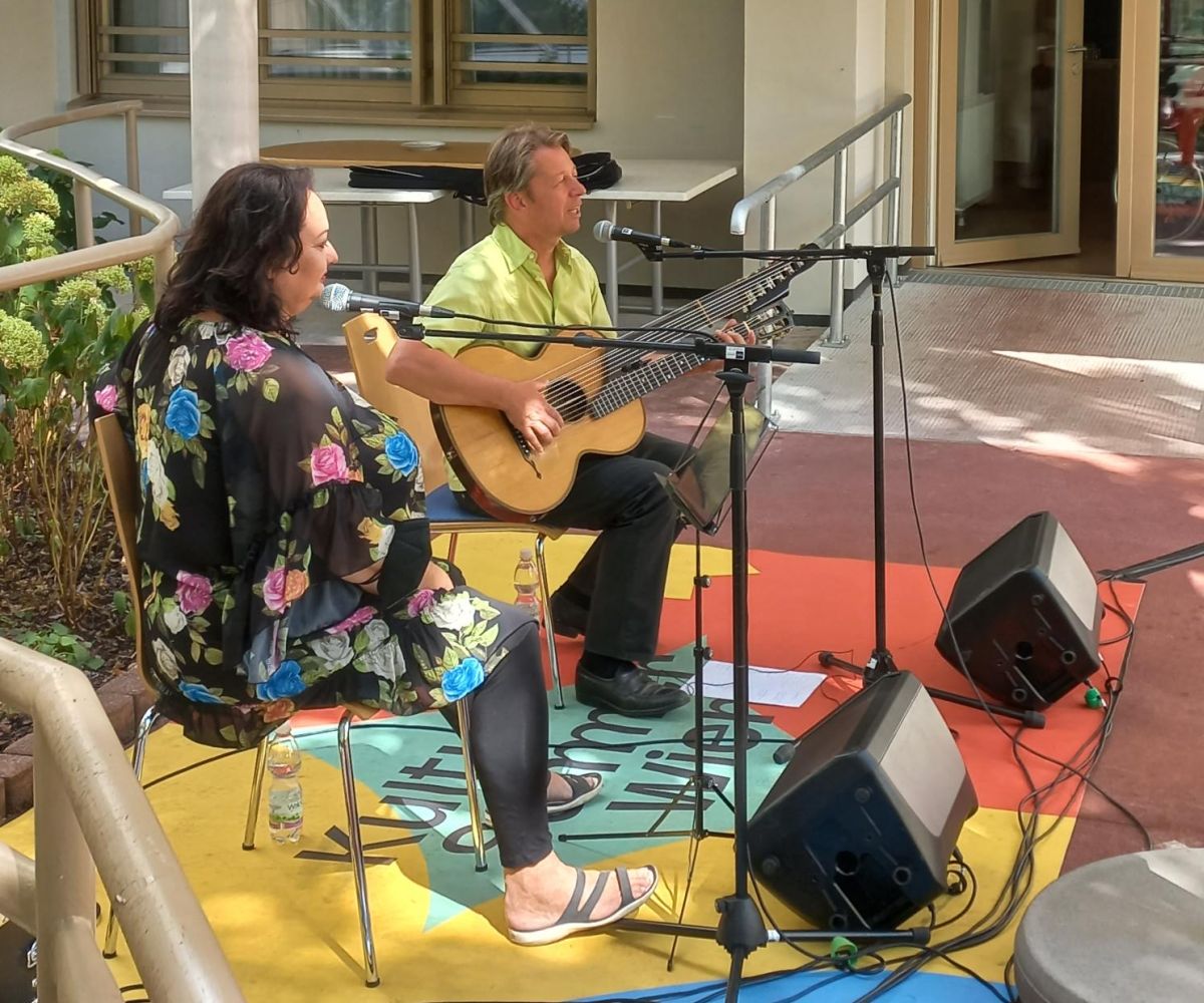 Tini Kainrath und Peter Havlicek beim Gartenkonzert im Haus Gustav Klimt