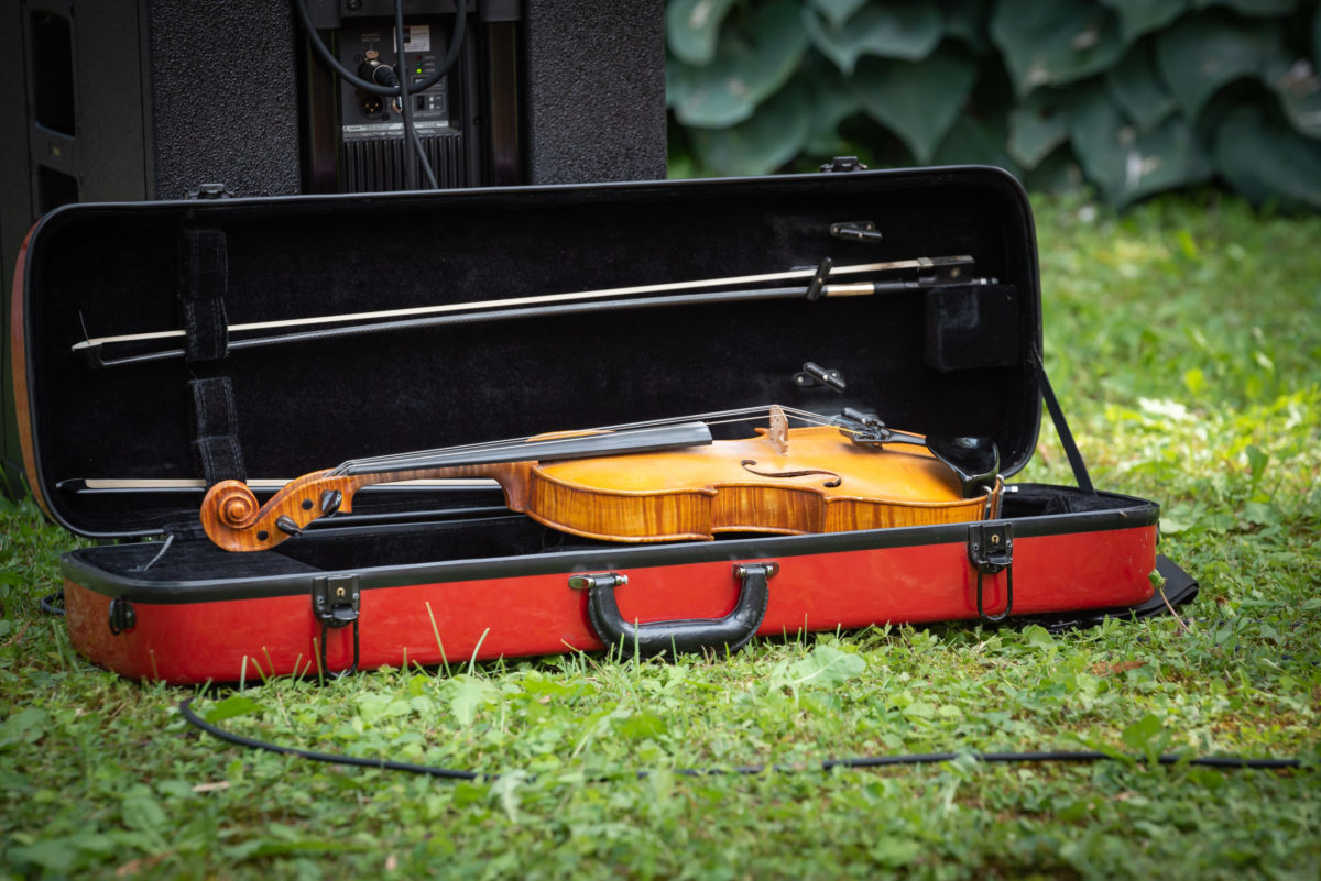 Geige im Geigenkasten beim Gartenkonzert im Haus Jedlersdorf