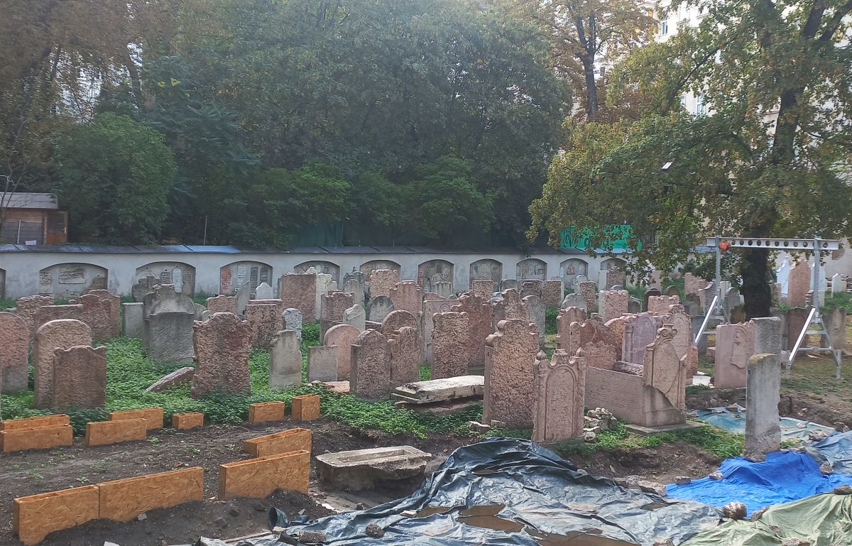 Arbeiten am Jüdischen Friedhof Rossau