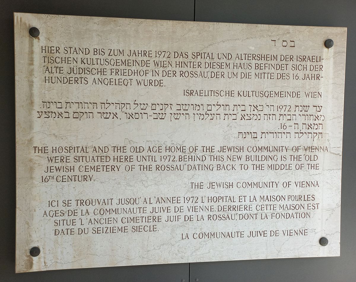 Hinweis Jüdischer Friedhof Seegasse, angebracht an Pensionisten-Wohnhaus Rossau