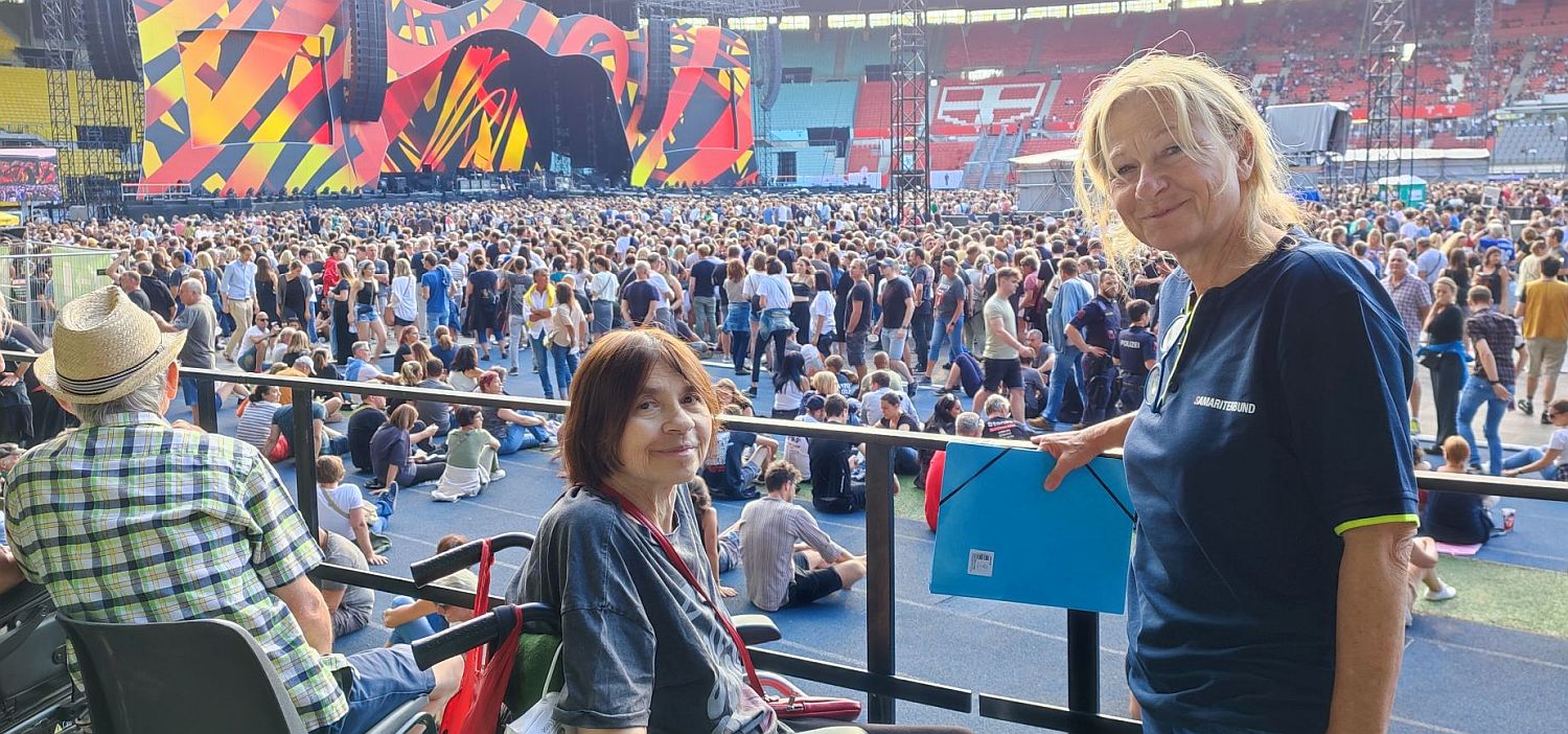 Frau Dr. Heuberger mit einer Begleiterin vom Samariterbund beim Rolling-Stones-Konzert in Wien
