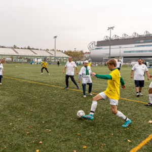 SeniorInnen spielen mit Rapid Fußball