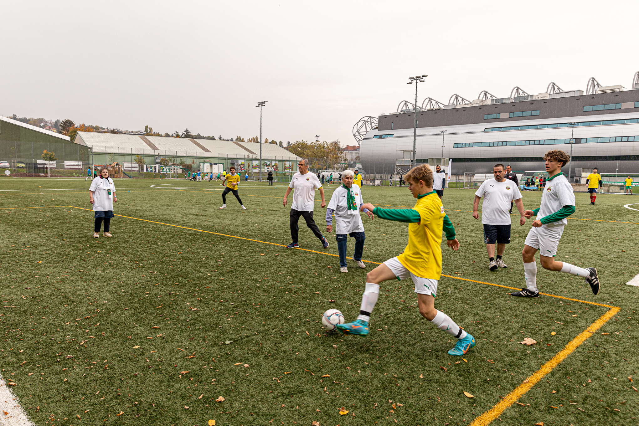 SeniorInnen spielen mit Rapid Fußball