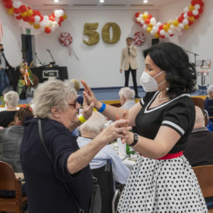 Jüngere und ältere Frau tanzen miteinander