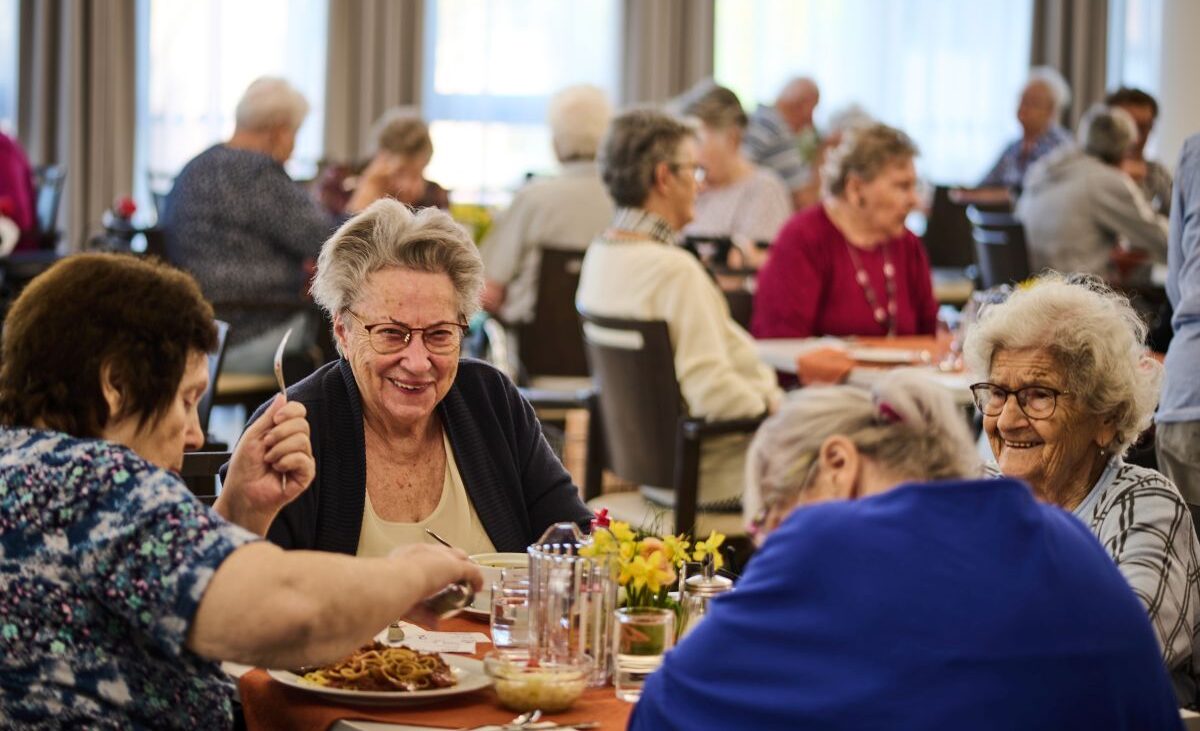 Seniorinnen sitzen am Tisch beim Essen