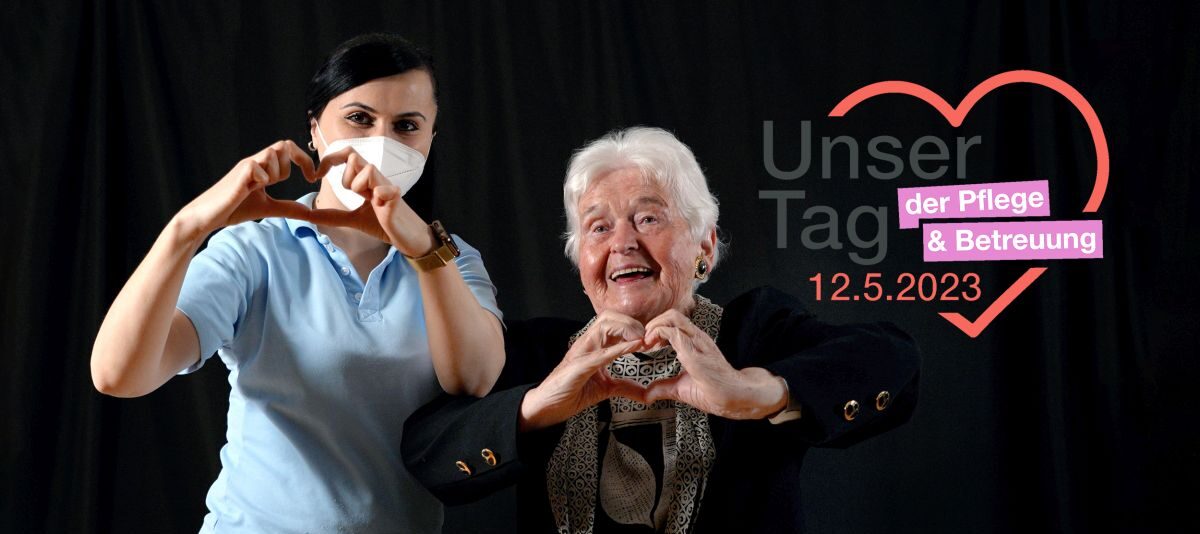Pflegerin mit Seniorin formen mit Hand ein Herz