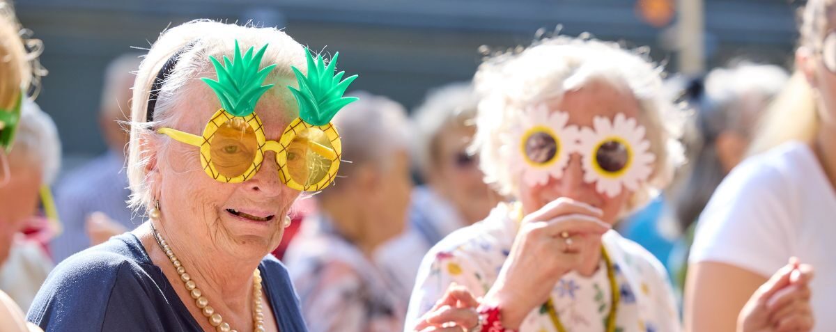 Zwei ältere Frauen mit Hippie-Brillen bei einer Tanz-Vorführung