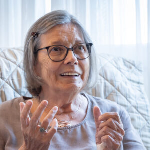 Christine Dratva, 78-jährige Bewohnerin im Haus Rosenberg, in Nahaufnahme